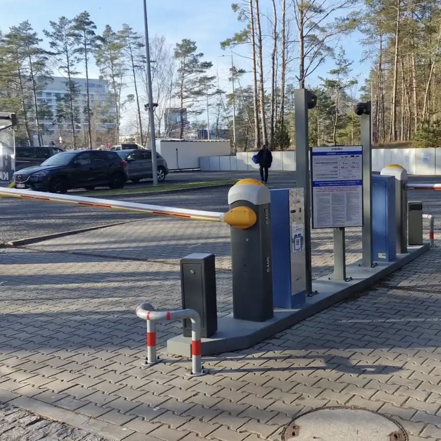 Einfahrt zum Parkplatz P4 Swinemünde mit Schranke und Kennzeichenerkennung